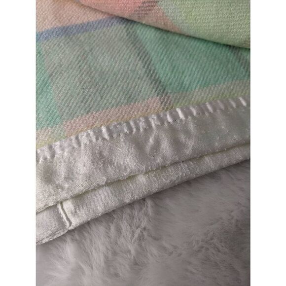 Pastel Multi-Color Square/Rectangle Pattern Acrylic Throw Baby Blanket 38" x 30" - Picture 4 of 10